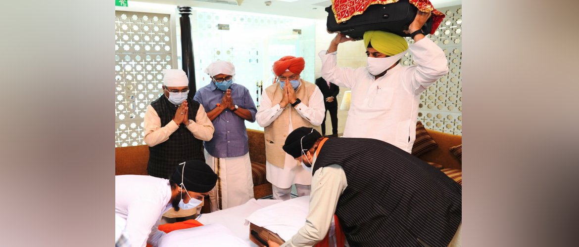  Indian Officials receive the three Swaroops of Shri Guru Granth Sahib from Kabul,
